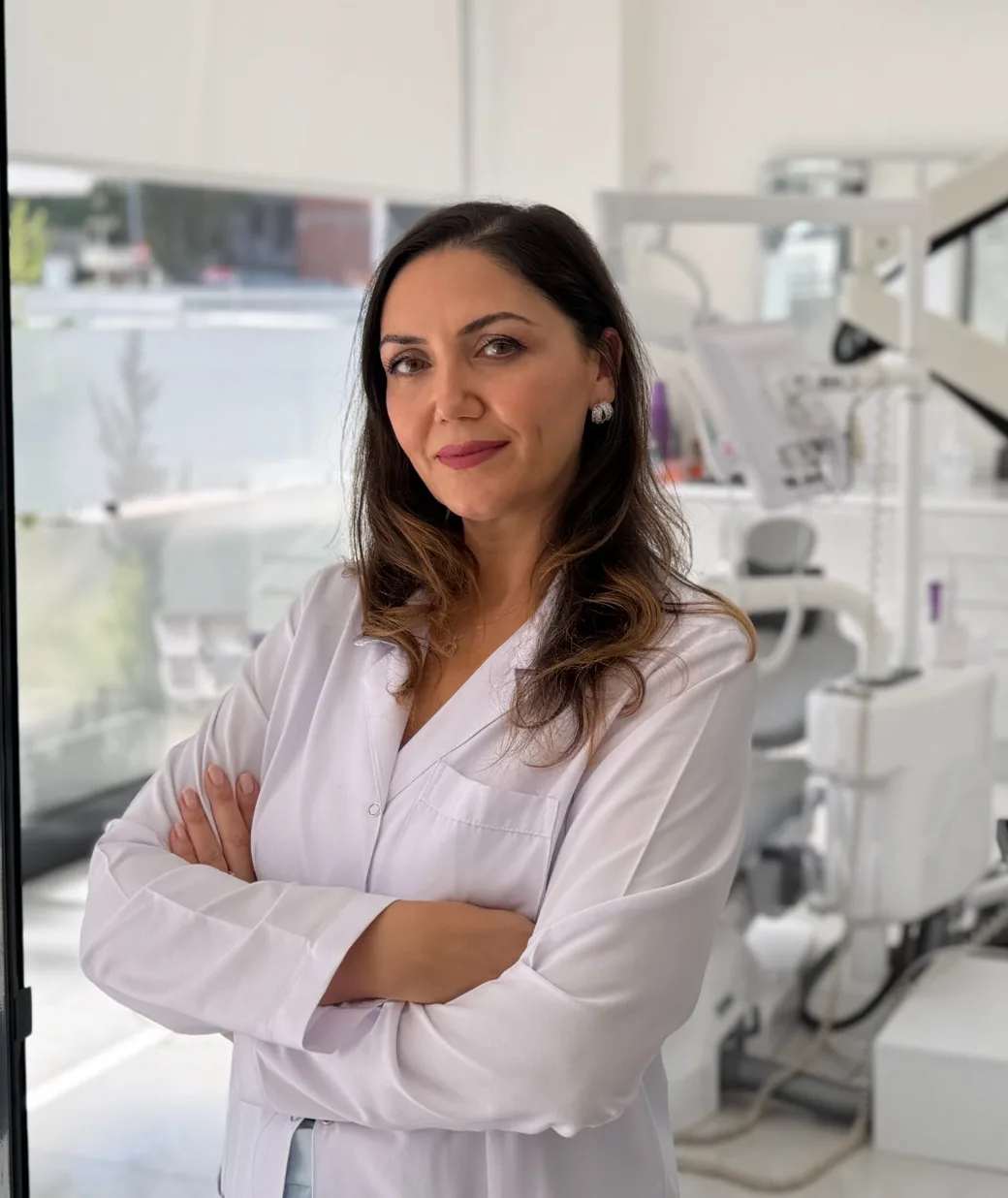 MSc. Dt. Demet Yazıcıoğlu, Klinik Yazıcıoğlu’ndaki muayene odasında