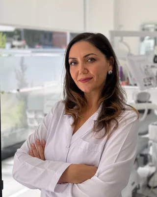 MSc. Dt. Demet Yazıcıoğlu, kliniğindeki muayene odasında